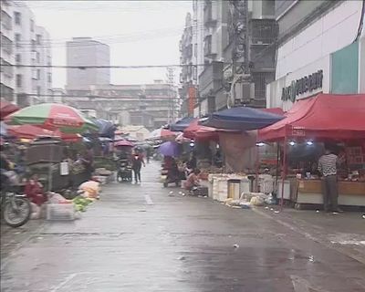 下架山村垃圾堆積如山 惡臭彌漫引居民擔(dān)憂